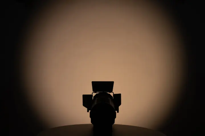 Event 120T warm white zoom out